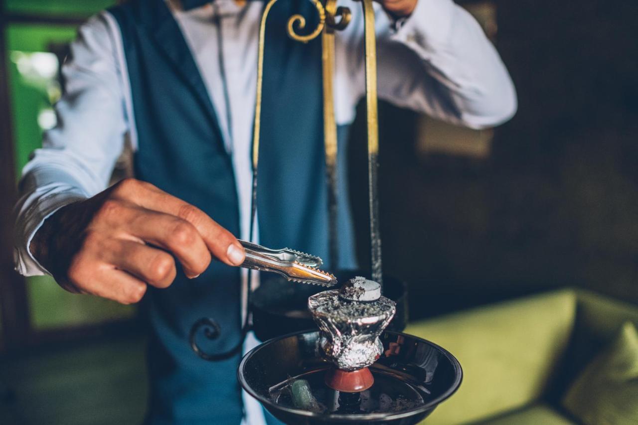 อิเบโรสตาร์ ไซเดีย Hotel ซาอิเดีย ภายนอก รูปภาพ A bartender adding ice to a cocktail